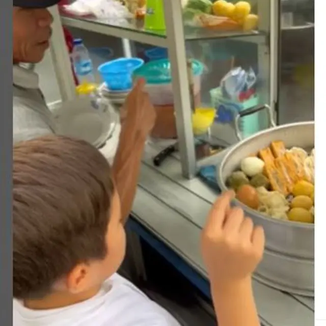 Anak Jessica Iskandar Jajan Siomay Pinggir Jalan Pakai Bahasa Inggris: Beli Satu Porsi Mix Buat Take Away