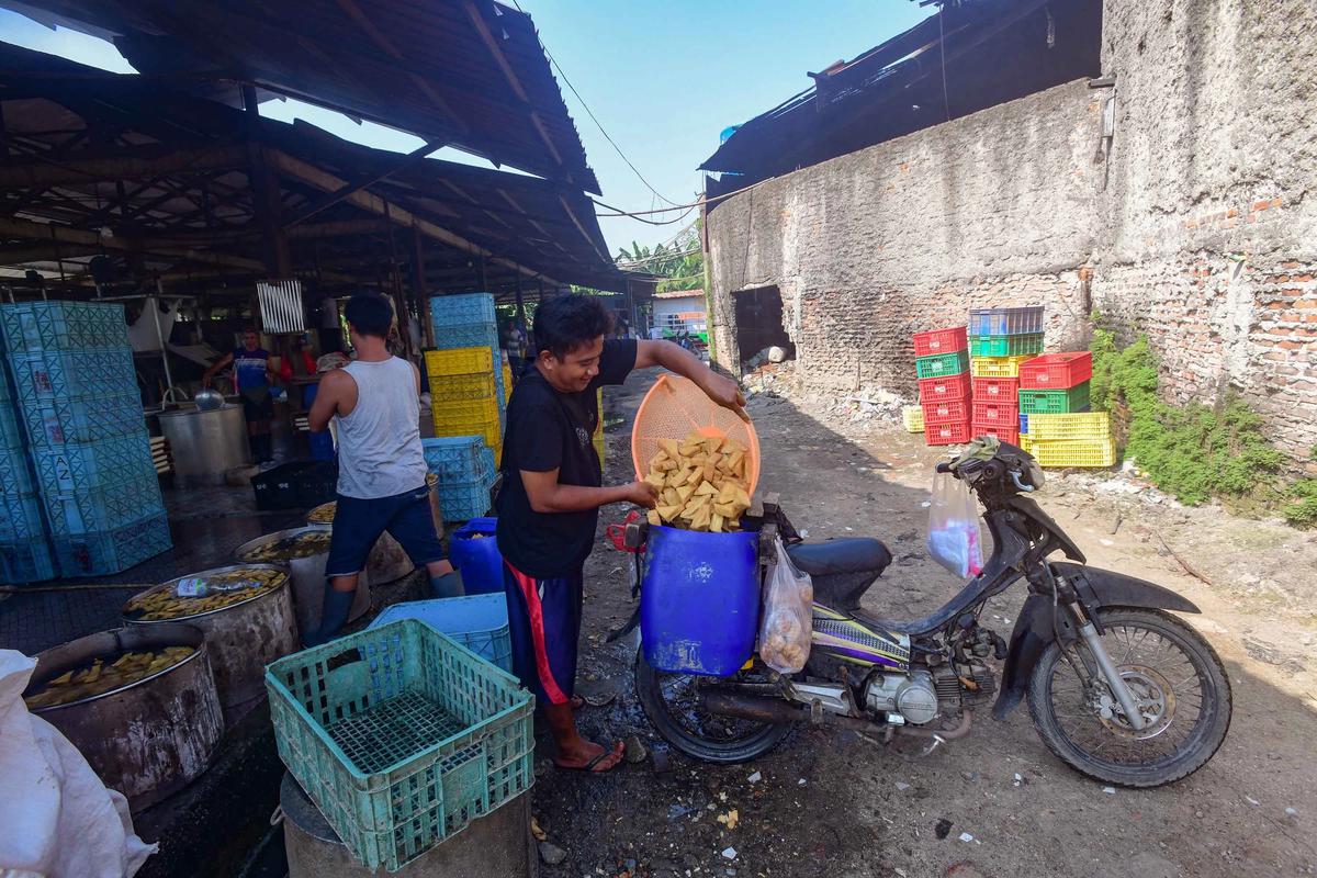 FOTO: Harga Kedelai Impor Naik Produsen Tahu di Depok Kurangi Ukuran Produk