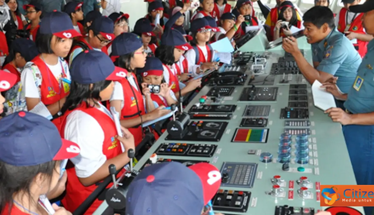 Citizen6, Jakarta: Bobo Young Journalist mengikuti  Pelatihan Jurnalistik dan Fotografi di Kapal Perang, KRI Banda Aceh - 593 di Dermaga Kolinlamil, Tanjung Priok, Jakarta, Selasa (26/6). (Pengirim: Kadispen Kolinlamil).