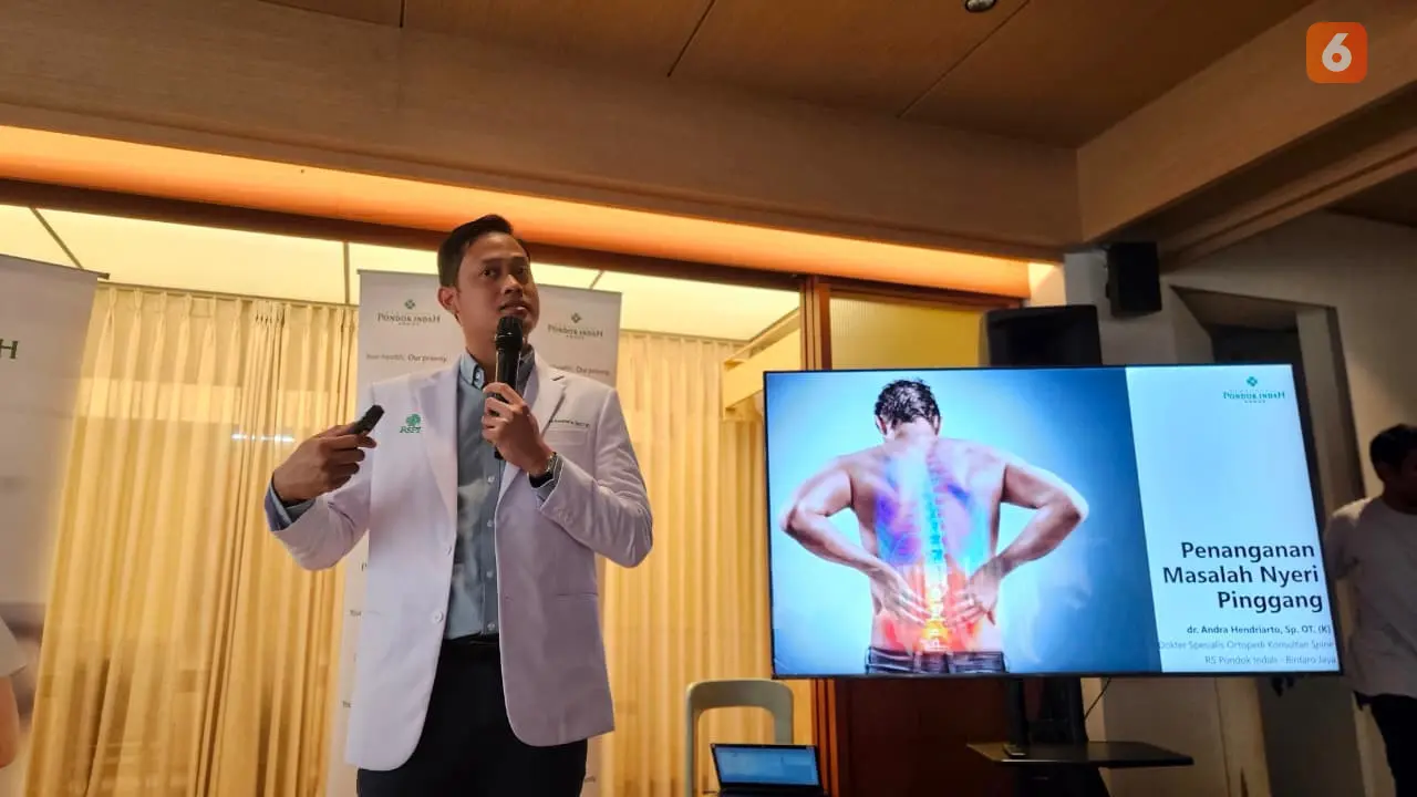 dr. Andra menjelaskan bahwa sakit pinggang bisa disebabkan banyak faktor. Cari tahu apa yang dimaksud dengan sakit pinggang, gejala, dan tanda bahaya yang perlu diwaspadai. (Foto: Aditya Eka Prawira/Liputan6.com)
