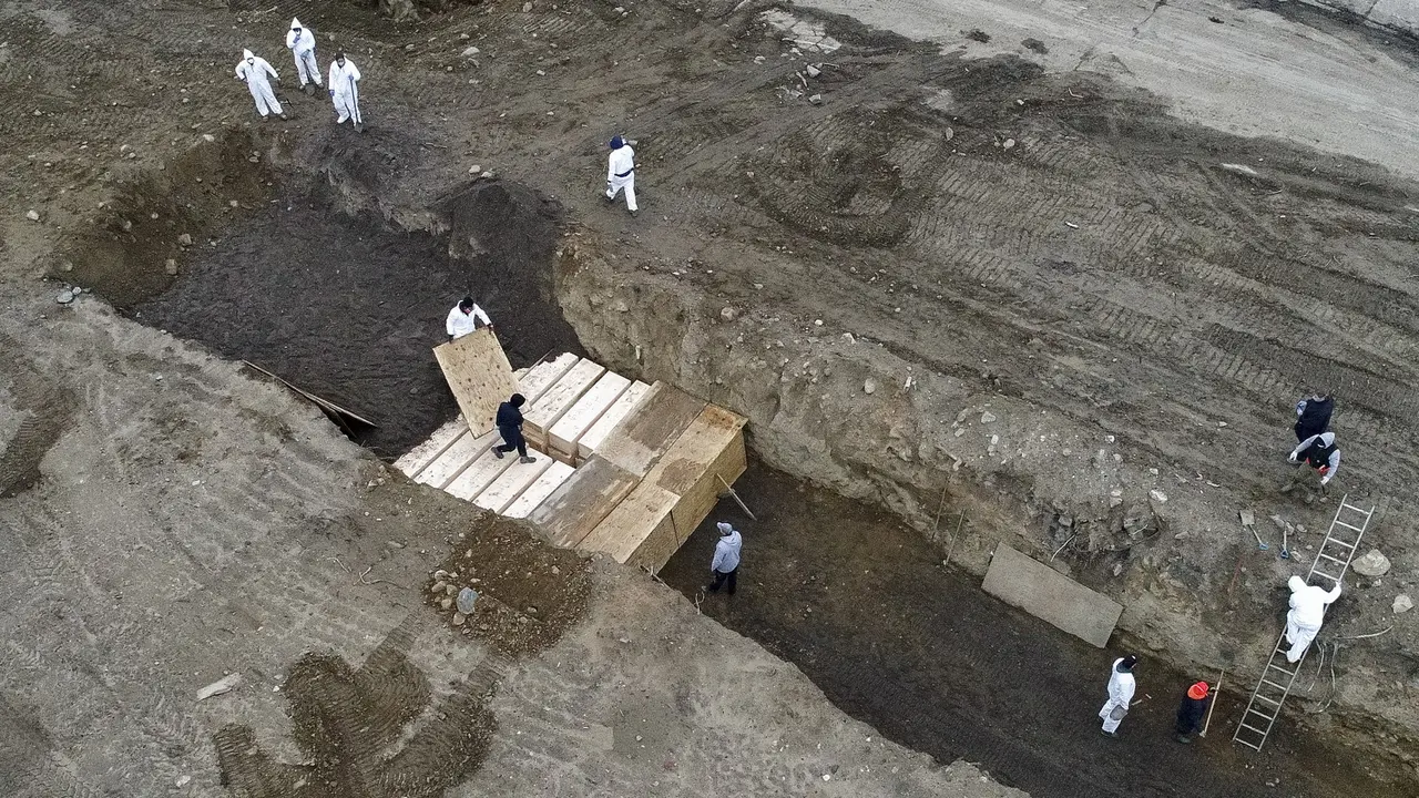 FOTO: Kuburan Massal Korban Corona COVID-19 di New York