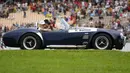 Pembalap Williams Formula Satu, Valtteri Bottas, ikut berparade mengelilingi Sirkuit Hockenheim menggunakan mobil antik, (20/7/2014). (REUTERS/Kai Pfaffenbach) 