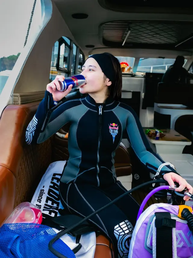 Bare Face tapi Tetap Stunning, Potret Prilly Latuconsina Jadi Tim Inti Rescue Diver Red Bull Cliff Diving Curi Perhatian