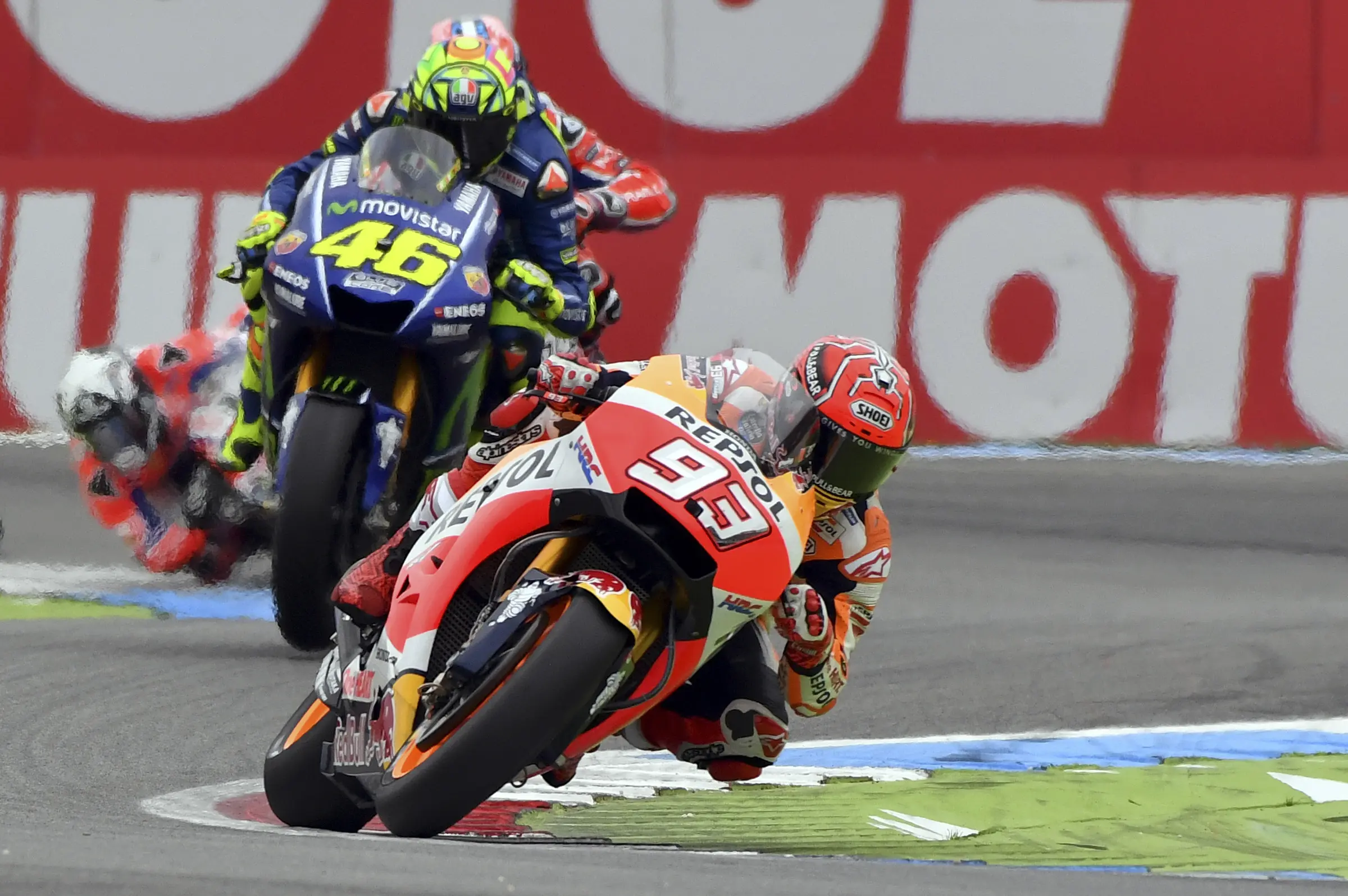 Persaingan sengit pembalap Repsol Honda, Marc Marquez dan pembalap Movistar Yamaha, Valentino Rossi pada MotoGP Belanda 2017 di Sirkuit Assen. (AP Photo/Geert Vanden Wijngaert)