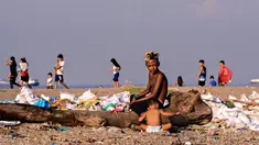 Anak-anak menyortir sampah di permukiman kumuh di sepanjang garis Pantai Baseco di Manila, Filipina (28/9/2019). Daerah memiliki pantai yang sering dikunjungi beberapa warga Manila meskipun tingkat coliform berbahaya di perairan yang berdekatan. (AFP Photo/Maria Tan)