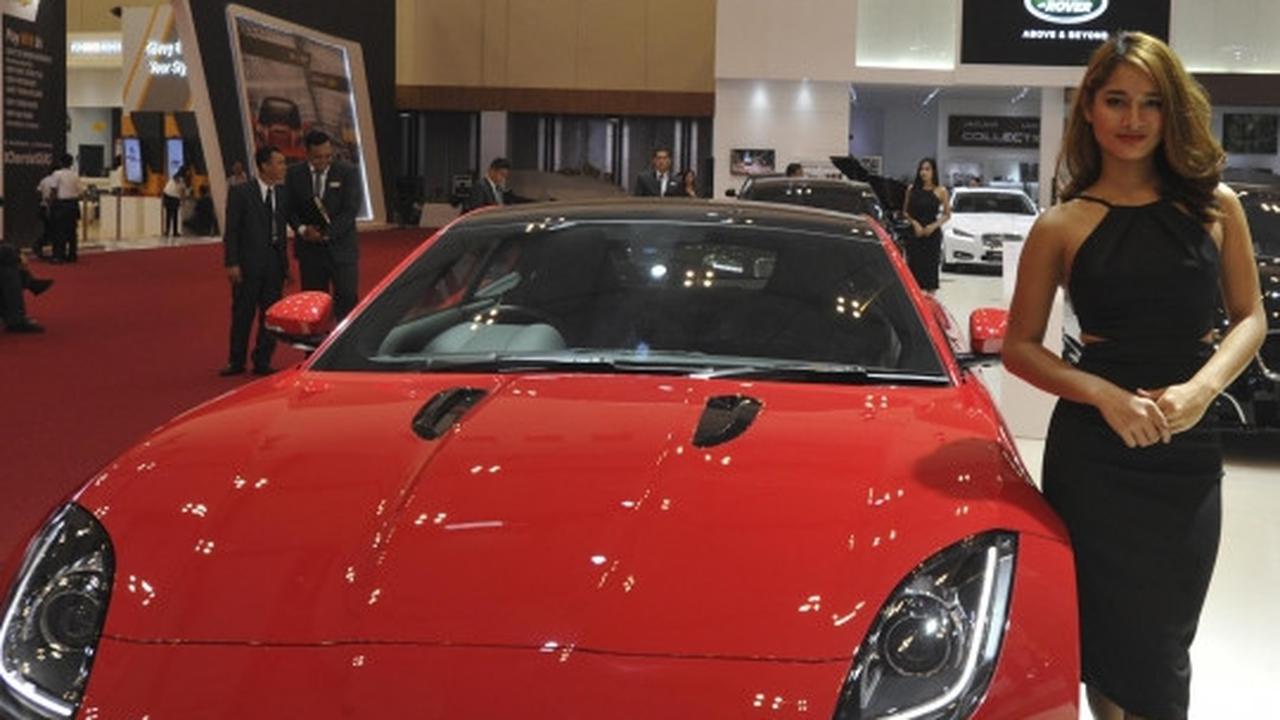Aduhai model-model seksi hiasi pameran otomotif GIIAS 2015