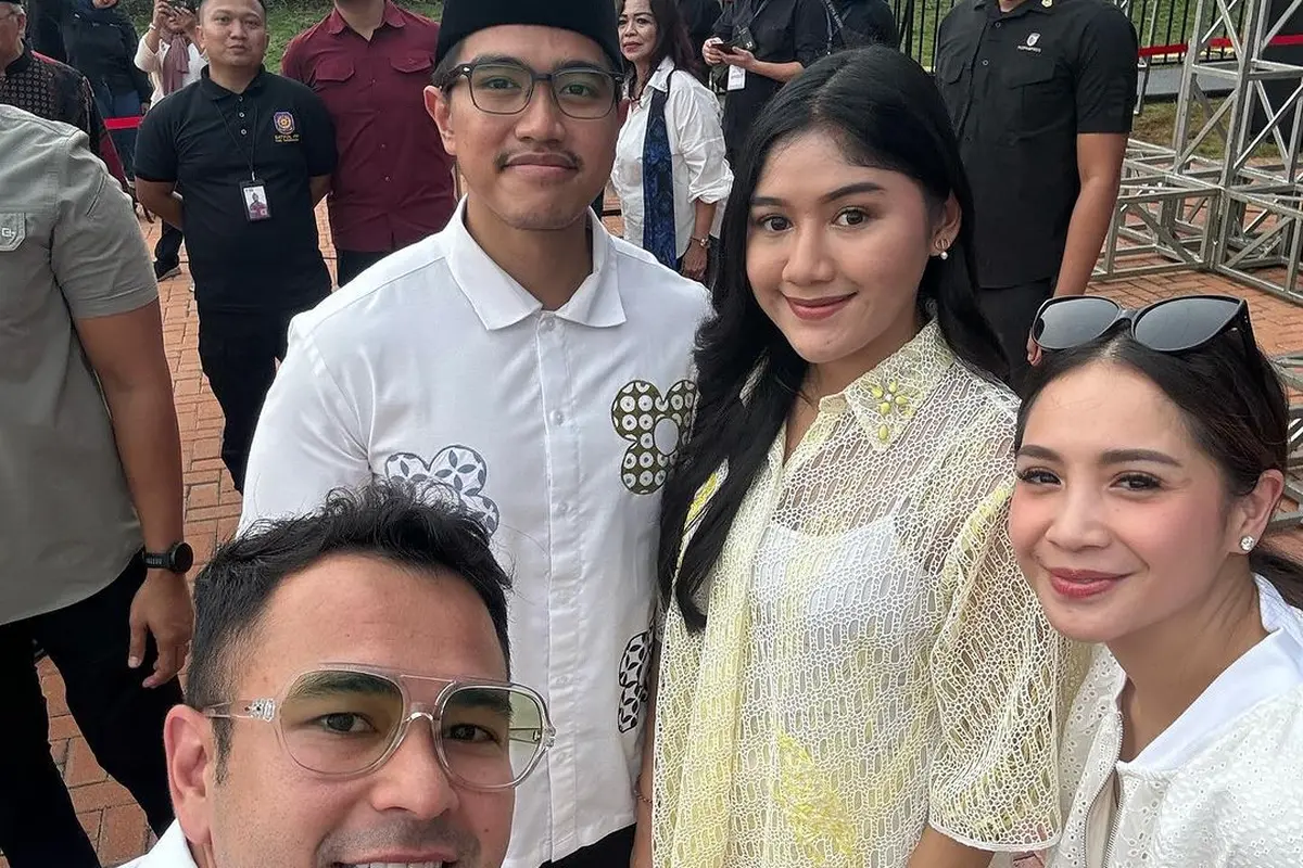 Pakai Sandal Rp30jutaan, Busana Erina Gudono Kena Kritik Saat Temani Kaesang Resmikan Pusat Usaha Kuliner
