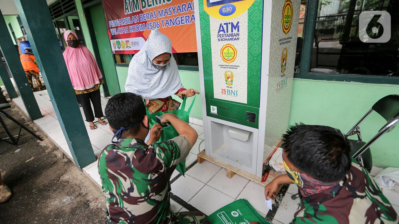 Masyarakat terdampak Covid-19 memperoleh bantuan 1,5 kg beras per orang melalui ATM Pertanian Sikomandan di Makodim 0506 Tangerang