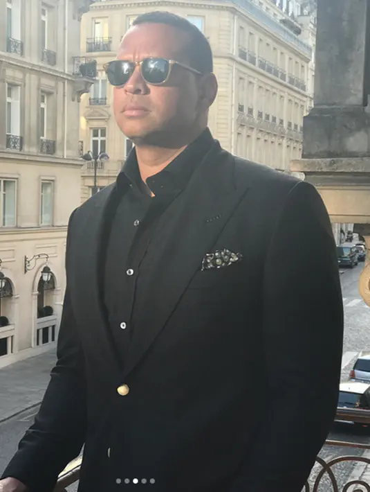 Melansir E! News, Minggu (18/6/2017), JLo dan A Rod mengawali liburan mereka dengan berangkat dari Miami ke Nice, Perancis. Mereka juga mengajak manajer JLo, Benny Medina, beberapa teman dan pengawal mereka. (Instagram/Jlo)