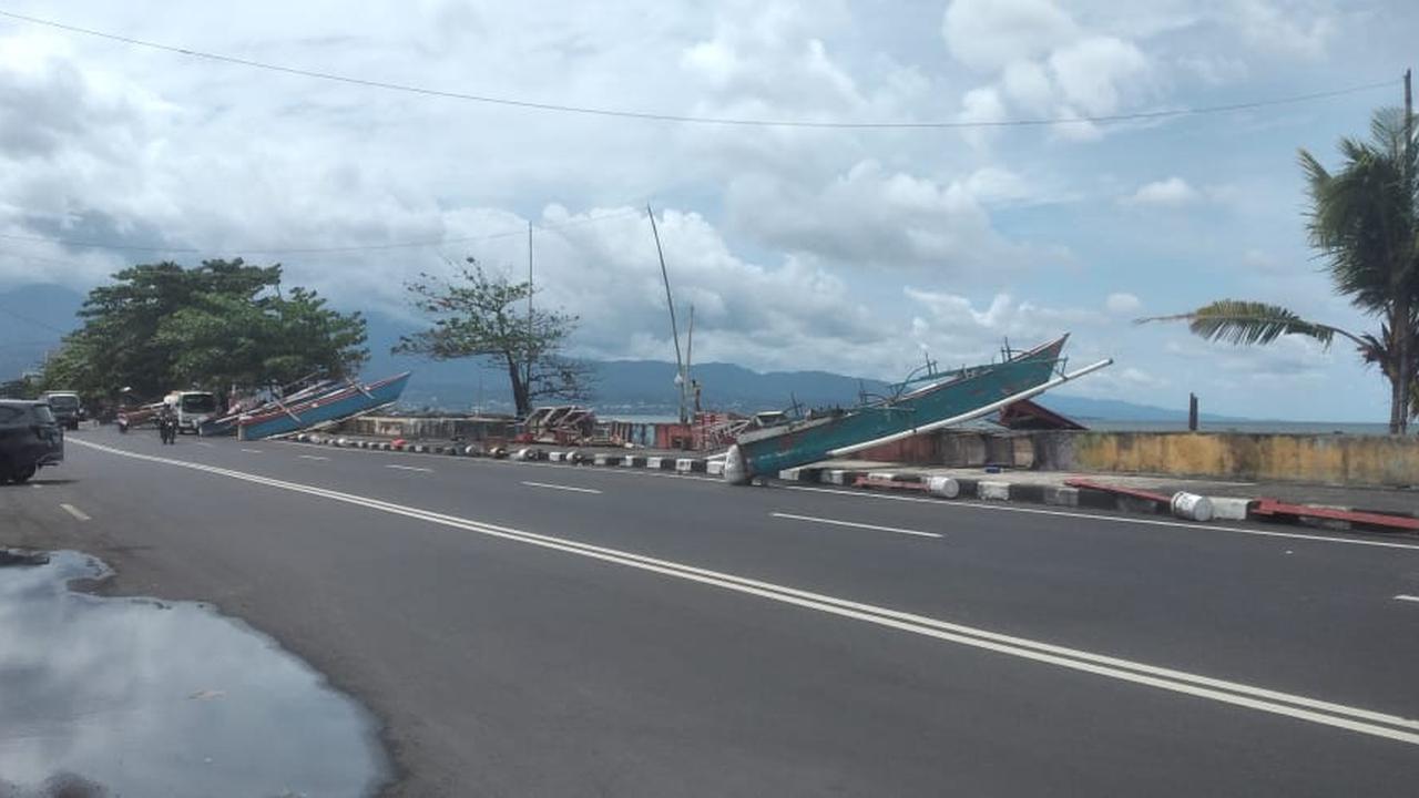 Akibat cuaca buruk, sejumlah perahu terpaksa diparkir di tepi jalan raya di Kecamatan Tuminting, Kota Manado, Sulut.