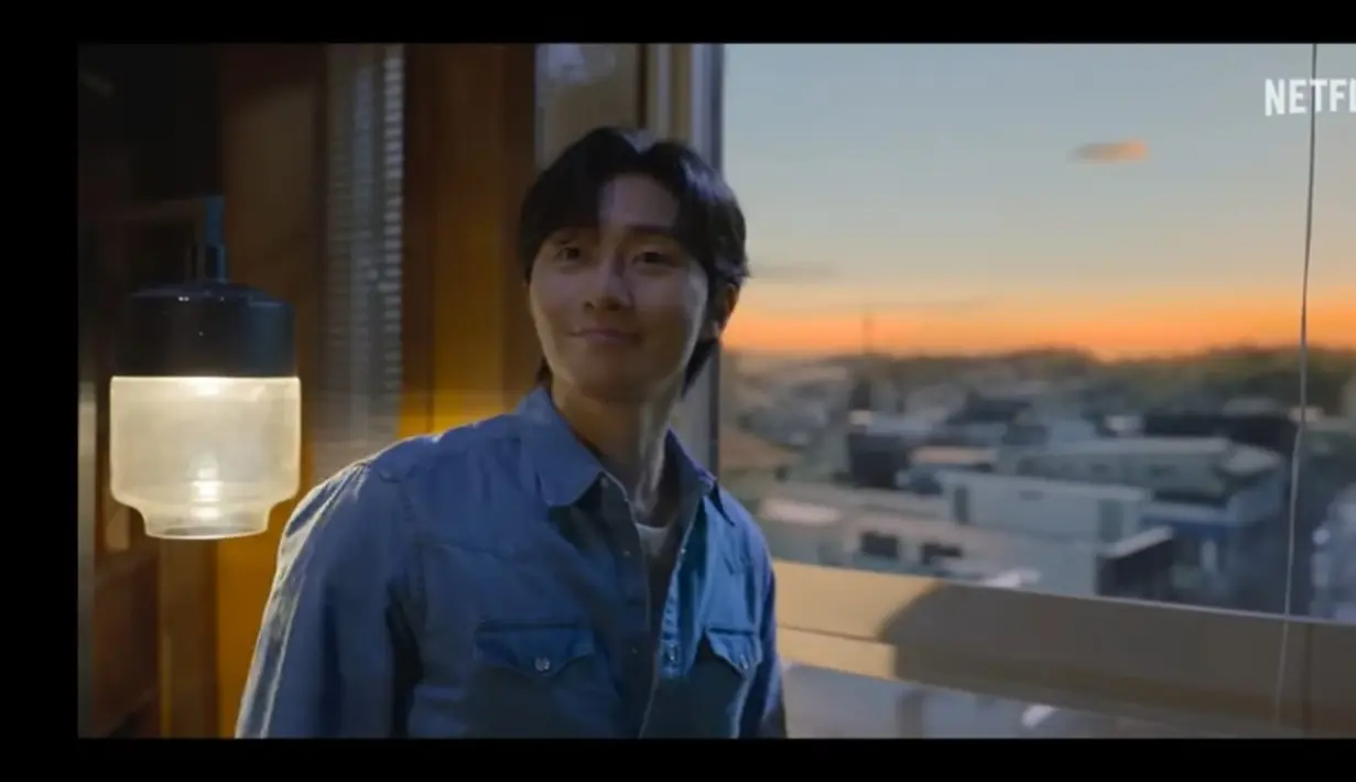 Di musim 2, kisah yang belum selesai berlanjut di Seoul pada tahun 2024 di mana Yoon Chae Ok (Han So Hee), yang selamat dari musim semi Gyeongseong 1945, bertemu dengan Ho Jae, yang mirip Jang Tae Sang (Park Seo Joon). (Foto: Netflix)