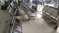 Bangku gandeng di Bandara Soetta yang terbuat dari besi patah dan tak bisa digunakan. (Liputan6.com/ Pramita Tristiawati)