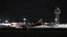 Pesawat yang mengangkut warga dan diplomat Amerika Serikat (AS) tiba di Ted Stevens Anchorage International Airport, Alaska, Selasa (28/1/2020). AS menyewa pesawat untuk mengevakuasi 240 warga dan diplomatnya dari Wuhan, China, sehubungan dengan wabah virus corona. (AP Photo/Michael Dinneen)