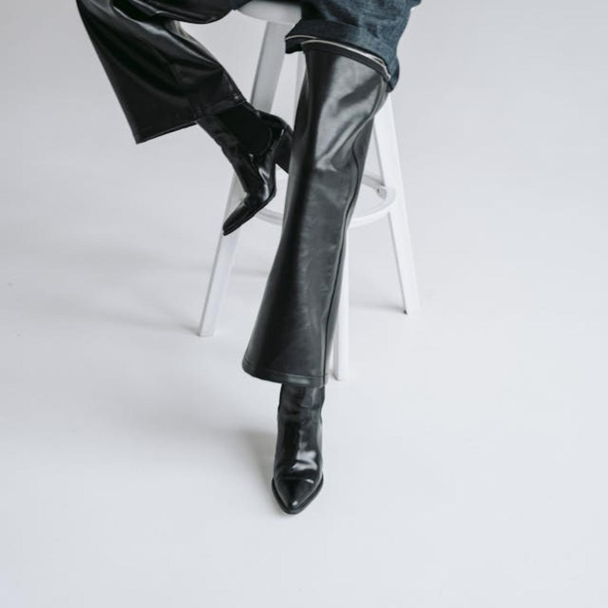 Ilustrasi Seseorang Memakai Knee-High Boots
