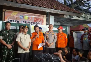 Setelah berlangsung selama tujuh hari, operasi pencarian jurnalis yang hilang kontak di Selat Sunda diperpanjang selama tiga hari ke depan. (Liputan6.com/Rifqy Alief Abiyya)