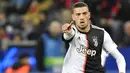 4. Merih Demiral (Juventus) - Bek milik Bianconeri ini merupakan salah satu pemain bertahan tangguh di Serie A. Permainan disiplin dan tak kenal kompromi membuat para penyerang lawan kesulitan menembusnya. (AP/Martin Meissner)