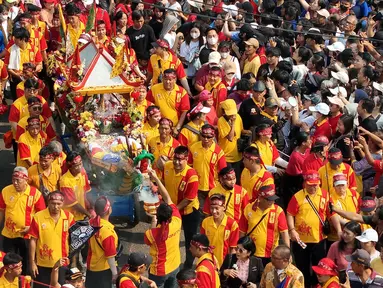 Warga dan anggota Perkumpulan Klenteng Boen Tek Bio saat mengikuti arak arakan prosesi ritual 12 tahunan Gotong Toapekong di Kota Tangerang, Banten, Sabtu (21/9/2024). (merdeka.com/Arie Basuki)