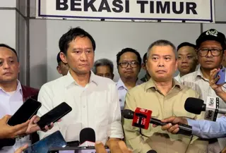 Dirut KAI Bobby Rasyidin saat memberi keterangan kepada awak media di Stasiun Bekasi Timur, Jawa Barat, Selasa dini hari (28/4/2026). (Kemenhub)