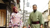 Saat sedang di Kyoto, Jepang, Tengku Wisnu dan Shireen Sungkar serta Adam menyempatkan mengenakan busana orang Jepang. Adem dan Harmonis itulah salah satu komentar dari nitizen melihat keduanya. (Instagram/shireensungkar)