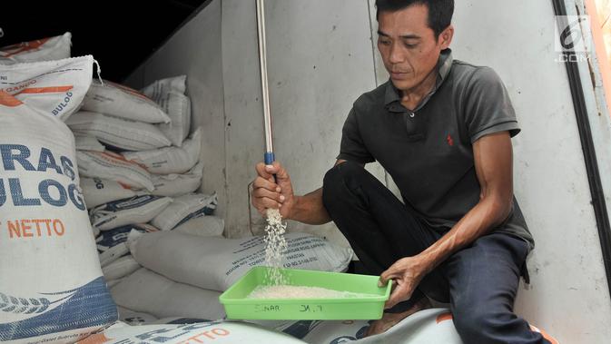 Petugas memeriksa beras jenis medium saat peluncuran operasi pasar di Pasar Induk Beras Cipinang, Jakarta, Kamis (22/11). Perum Bulog dan PT Food Station hari ini menggelar operasi pasar beras medium seharga Rp 8.500 per kg. (Merdeka.com/Iqbal S. Nugroho)