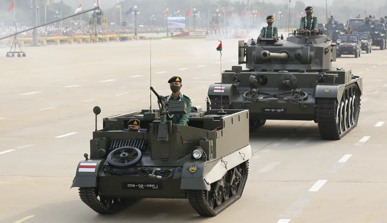 Kendaraan militer berparade pada Hari Angkatan Bersenjata di Naypyitaw, Myanmar, Sabtu (27/3/2021).  Kegiatan ini mereka gelar di tengah protes massa melawan kudeta. (AP Photo)