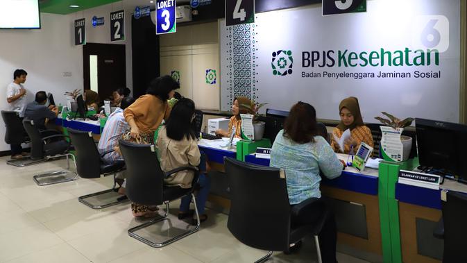 Petugas melayani peserta di Kantor BPJS Kesehatan, Jakarta, Selasa (10/3/2020). Mahkamah Agung (MA) membatalkan kenaikan iuran BPJS Kesehatan per 1 Januari 2020. (Liputan6.com/Angga Yuniar)