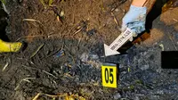 Tim Inafis Polres Malang mengevakuasi dan memeriksa lokasi penemuan mayat perempuan terbakar di kebun tebu di Gedangan, Malang. (Dok Polres Malang)