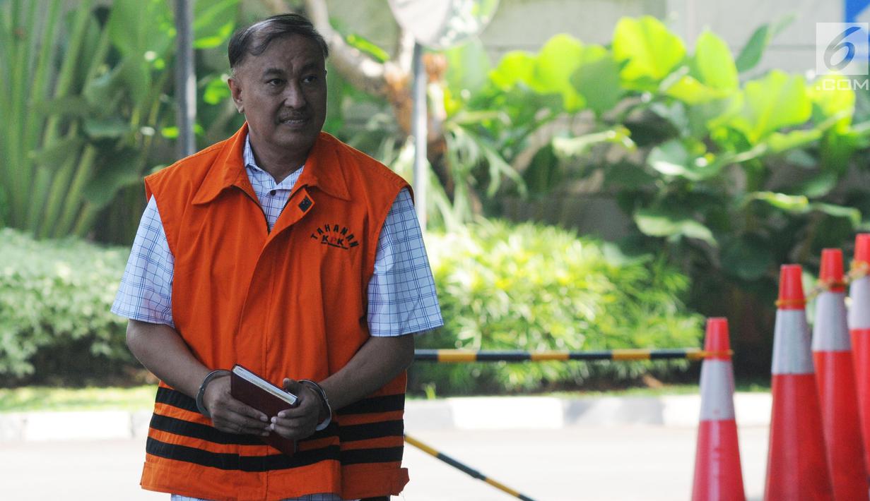 Anggota Komisi VIII DPR Fraksi Golkar nonaktif Markus Nari tiba di Gedung KPK, Jakarta, Jumat (3/5/2019). Markus Nari diperiksa untuk pelengkapan berkas terkait kasus dugaan korupsi proyek pengadaan e-KTP. (merdeka.com/Dwi Narwoko)