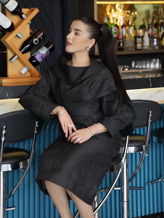 Tasya terlihat elegan dan berkelas dengan gaun midi hitam polos pilihannya. Beberapa aksesori seperti perhiasan dan heels bling-bling menambah impresi mewah pada tampilannya. [@tasyafarasya].