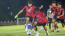 Pemain Timnas Indonesia U-19, Ji Da Bin menguasai bola saat sesi gim dalam latihan terbuka perdana skuad Timnas Indonesia U-19 di Lapangan THOR, Surabaya, Kamis (11/7/2024) sebagai persiapan akhir menghadapi ajang Piala AFF U-19 2024 yang akan berlangsung pada 17-19 Juli 2024. (Bola.com/Aditya Wany)