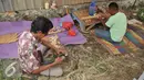 Perajin membuat bagian miniatur perahu yang terbuat dari bambu, Jawa Barat, Sabtu (9/7). Pelaku UKM mengeluh membutuhkan perhatian pemerintah untuk menyediakan jalur distribusi pemasaran baik di tanah air dan manca negara. (Liputan6.com/Gempur M Surya)