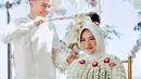 Setelah menggelar pengajian, acara dilanjut dengan siraman. Witan tampak menyiram air bunga untuk sang istri yang tengah berbadan dua. [Instagram/rismahanisulaiman_]