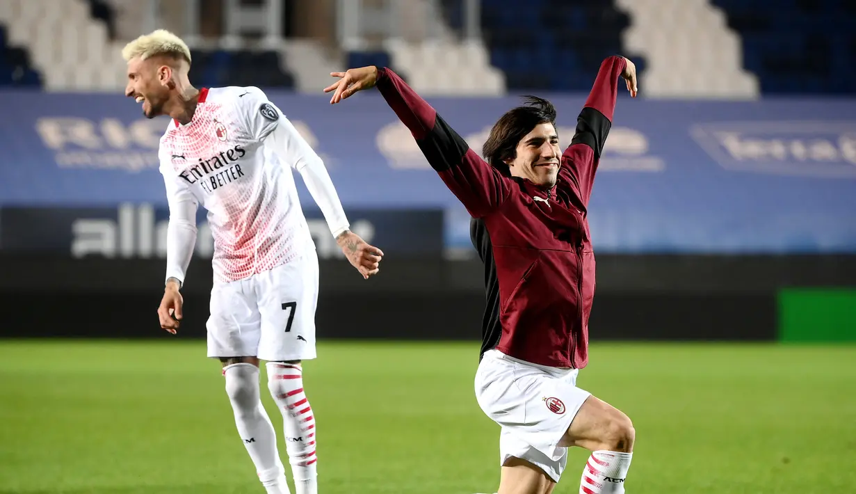 Gelandang AC Milan, Samuel Castillejo dan Sandro Tonali berselebrsai usai pertandingan melawan Atalanta pada laga Liga Serie A Italia di stadion Atleti Azzurri d'Italia di Bergamo, Senin (24/5/2021). Tambahan tiga poin membuat AC Milan memastikan satu tiket ke Liga Champions. (AFP/Marco Bertorello)