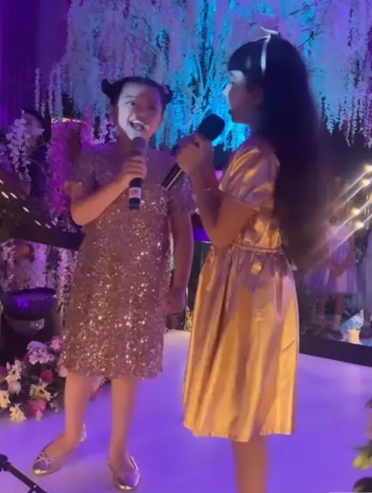 Arsy bernyanyi di sebuah acara pernikahan. [Foto: Instagram/queenarsy]