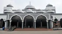 Petugas merenovasi masjid Al-Mabrur Asrama Haji Pondok Gede, Jakarta, Kamis (4/7/2019). Panitia Penyelenggara Ibadah Haji (PPIH) embarkasi Jakarta - Pondok Gede siap menyambut jemaah haji kloter pertama DKI Jakarta yang dijadwalkan tiba pada Sabtu (6/7). (merdeka.com/Iqbal S Nugroho)