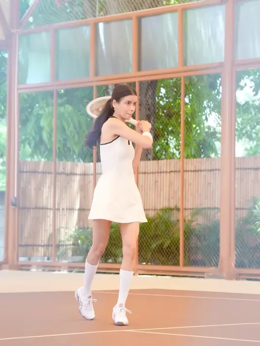 Lewat dua look ini, Sabrina seolah menunjukkan bahwa olahraga juga bisa jadi ajang ekspresi gaya personal. Pilihan outfit pastel dan potongan feminin mencerminkan sisi lembutnya, tanpa mengurangi semangat kompetitif yang ia bawa ke lapangan.