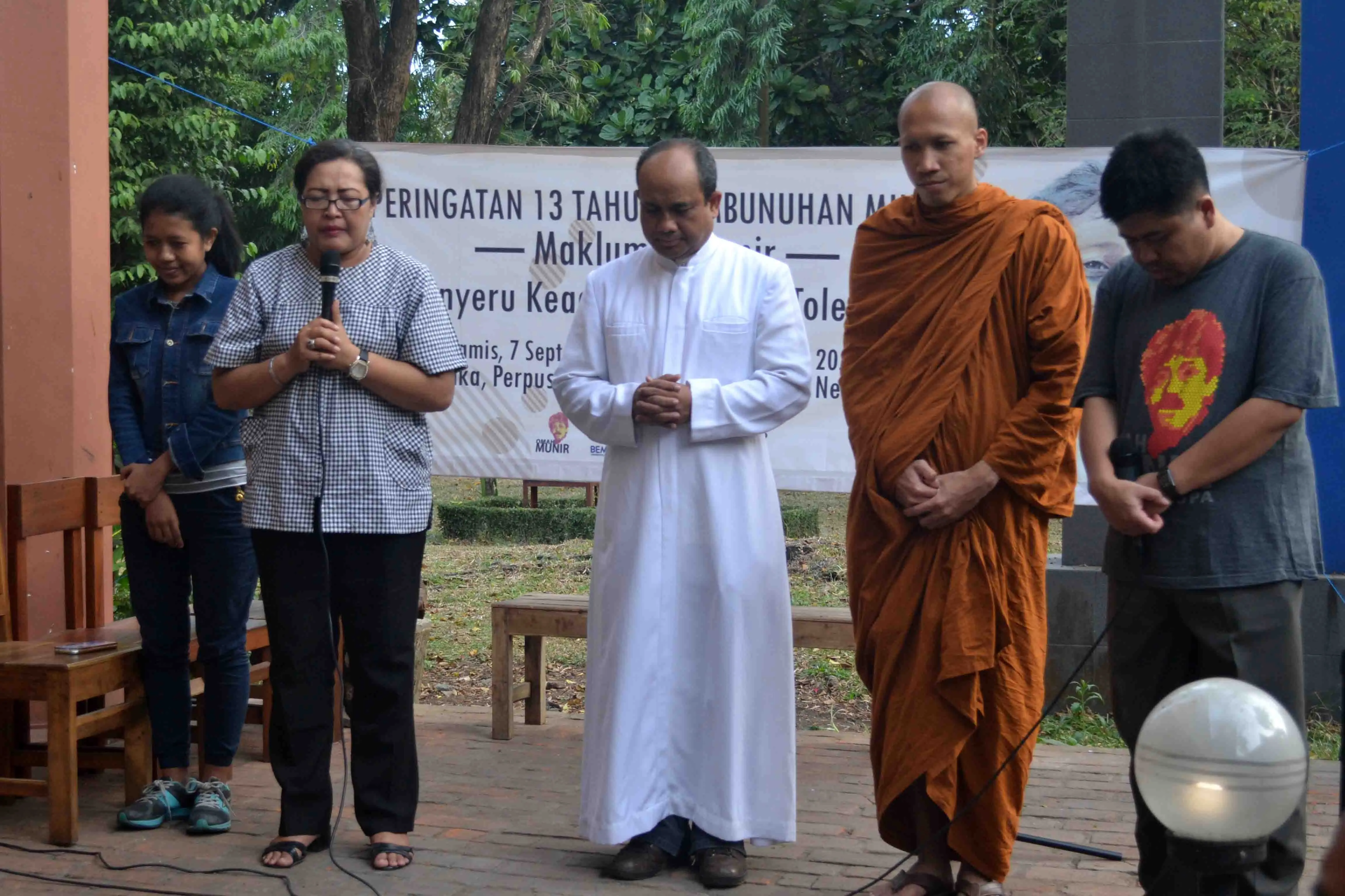 Komunitas lintas agama berdoa bersama di peringatan 13 tahun terbunuhnya aktivis HAM, Munir Said Thalib di Malang, Jawa Timur. (Zainul Arifin/Liputan6.com)