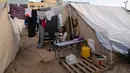 <p>Warga Palestina yang mengungsi akibat pemboman Israel di Jalur Gaza duduk di tenda kamp yang disediakan UNDP di Khan Younis, Kamis (19/10/2023). (AP Photo/Fatima Shbair)</p>