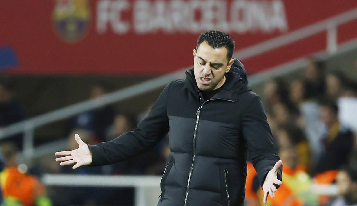 Pelatih Barcelona, Xavi Hernandez, tampak kecewa setelah anak asuhnya ditaklukkan Girona dalam laga La Liga 2023/2024 jornada 16 di Stadion Olimpic Lluis Companys, Senin (11/12/2023). (AP Photo/Joan Monfort)