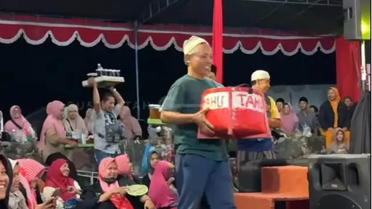 6 Potret Gus Miftah Beli Jajanan Kaki Lima, Disebut Netizen Hanya Pencitraan