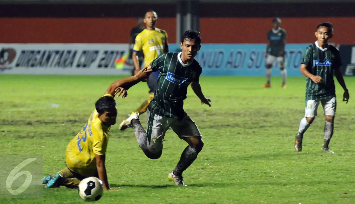 Gelandang Cilegon Utd, Deny Arwin (kiri) berebut bola dengan pemain Persebaya di laga penyisihan Dirgantara Cup 2017 di Stadion Maguwoharjo, Sleman, Sabtu (4/3). Cilegon unggul 2-1. (Liputan6.com/Helmi Fithriansyah)