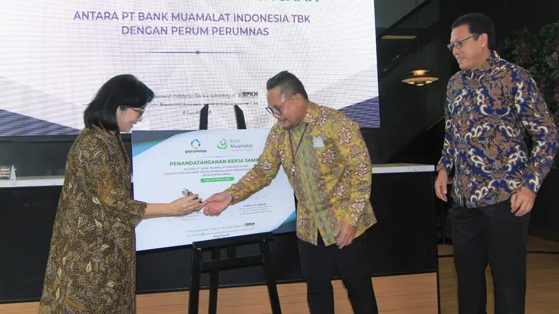 Direktur Utama PT Bank Muamalat Indonesia Tbk Achmad K. Permana (kanan) menyaksikan penandatanganan penyaluran pembiayaan perumahan KPR Hijrah.