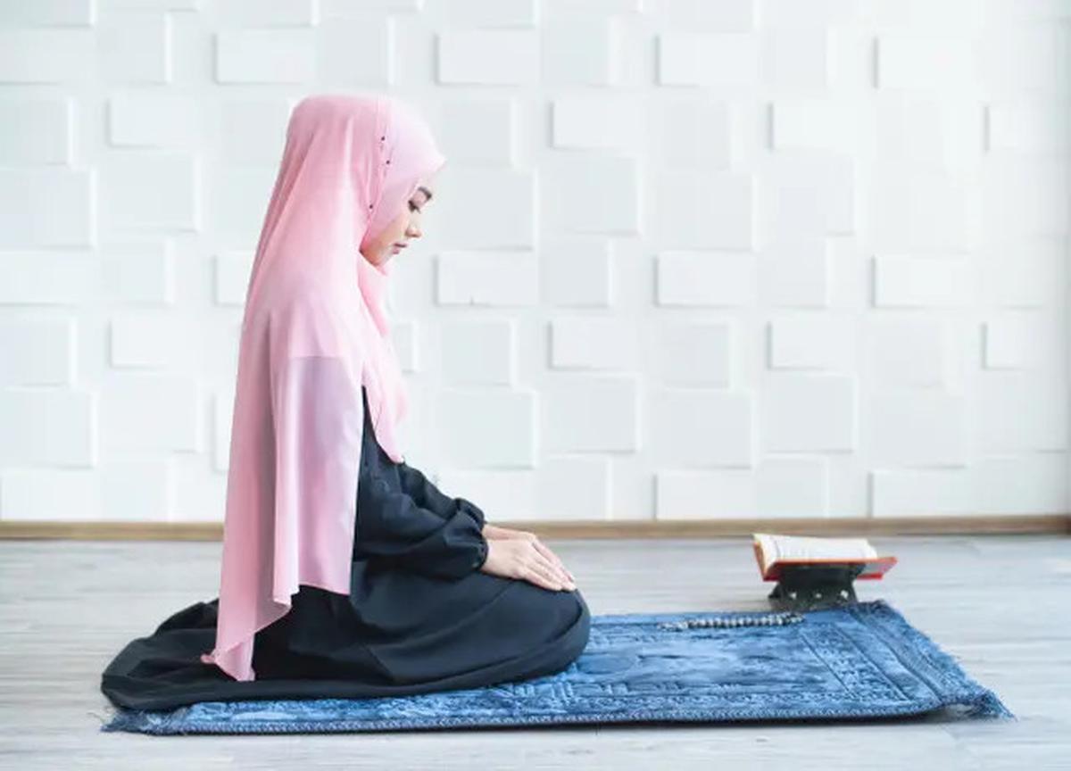 Pakaian Terbaik Perempuan untuk Sholat di Rumah, Ini Penjelasan Ustaz Adi Hidayat