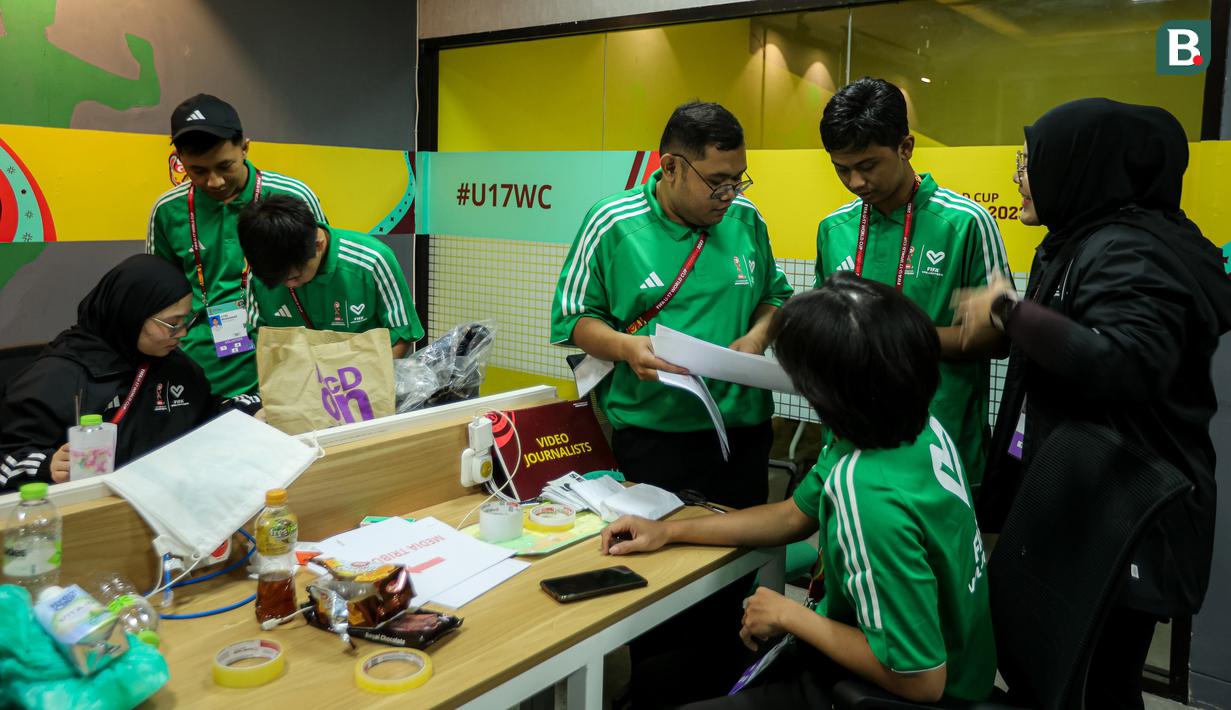 Hiruk pikuk media center Stadion GBT mulai menggeliat oleh Media Operations, wartawan, sampai volunteer menjelang upacara pembukaan Piala Dunia U-17 2023. (Bola.com/Bagaskara Lazuardi)