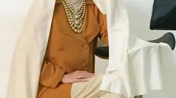 Pesinetron Dhini Aminarti semakin cantik dengan balutan hijab yang menutupi mahkota kepalanya tersebut. (instagram.com/dhiniaminarti)