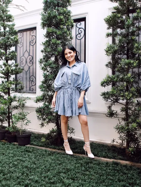 "Nindy ini memang sosialita. Karena saking kaya nya dia kalau ke luar negeri makannya bukan makan steak, makan ikan asin, rendang," ujar Raffi. (Instagram/nindyparasadyharsono)