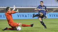 Gelandang Atalanta, Mario Pasalic melepaskan tendangan yang berbuah gol ketiga timnya ke gawang Spezia dalam laga lanjutan Liga Italia 2020/2021 pekan ke-27 di Gewiss Stadium, Bergamo, Jumat (12/3/2021). Atalanta menang 3-1 atas Spezia. (LaPresse via AP/Stefano Nicoli)