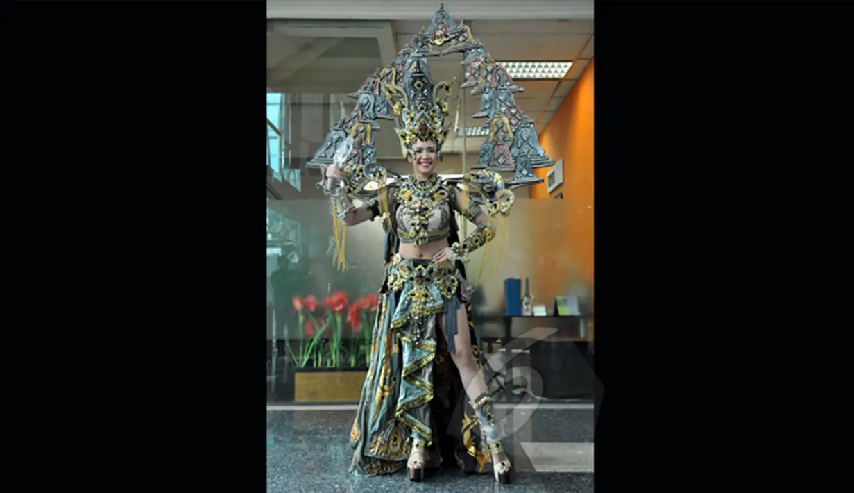 Elvira Devinamira tampil spektakuler dengan kostumnya. Hiasan kepala berbentuk jejeran stupa yang menjulang ke atas, menimbulkan kesan megah, Jakarta, Senin (2/2/2015). (Liputan6.com/Panji Diksana) 