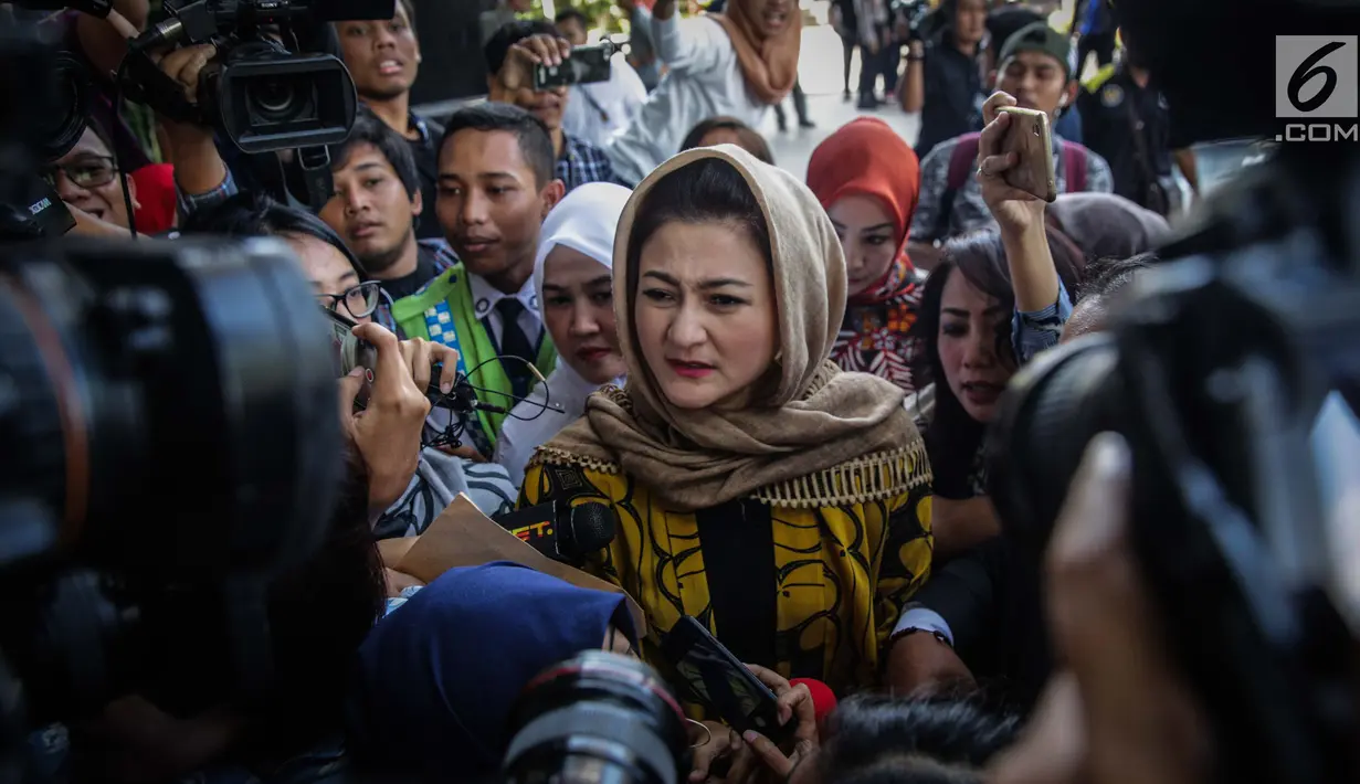 Istri Ketua DPR Setya Novanto, Deisti Astriani Tagor memenuhi panggilan KPK di Jakarta, Senin (20/11). Deisti sebelumnya pernah mangkir dari pemeriksaan penyidik lembaga antirasuah, pada Jumat (10/11) karena alasan sakit. (Liputan6.com/Faizal Fanani)