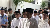 Presiden Joko Widodo (Jokowi) melayat ke rumah duka KH Shalahuddin Wahid atau Gus Sholah, Senin (3/2/2020).  (Liputan6/Putu Merta)